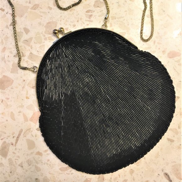 Bugle bead clamshell-shaped purse w/ kiss closure - Picture 2 of 5